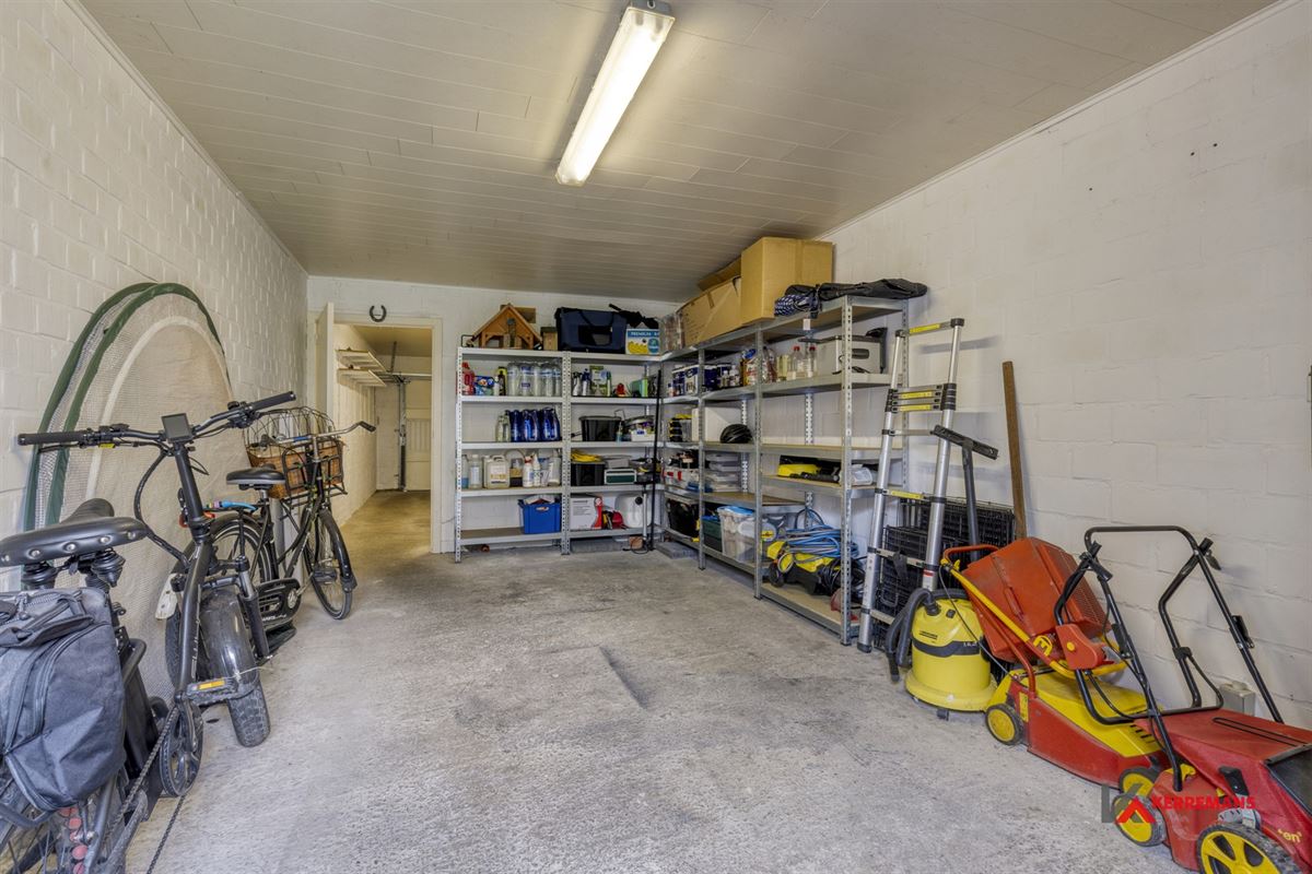 Gelijkvloers appartement met 2 slaapkamers, tuin en garage. 