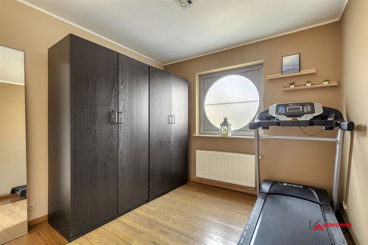 Gelijkvloers appartement met 2 slaapkamers, tuin en garage. 