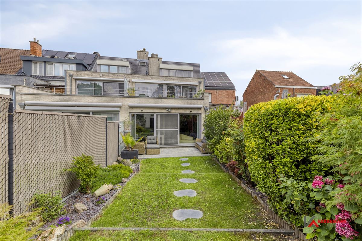 Gelijkvloers appartement met 2 slaapkamers, tuin en garage. 