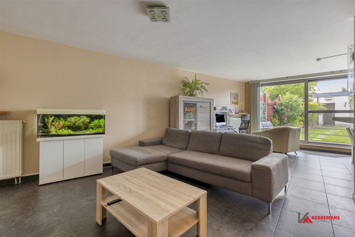 Gelijkvloers appartement met 2 slaapkamers, tuin en garage. 