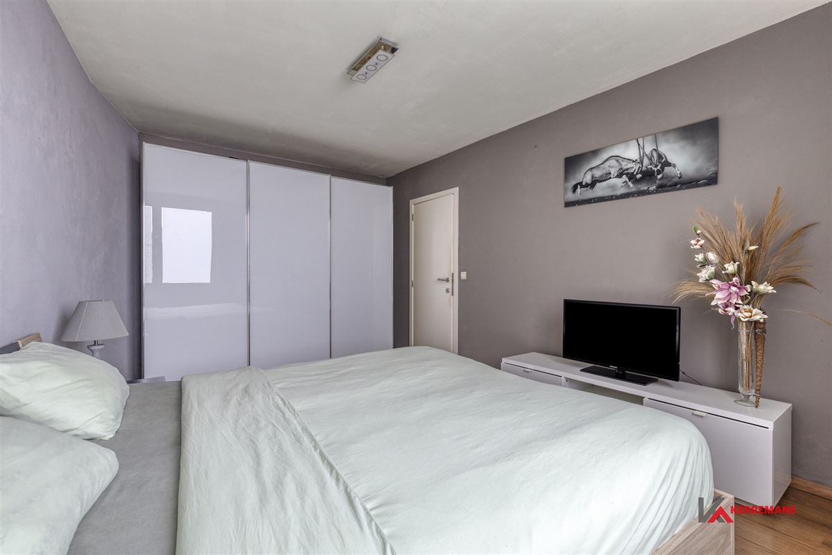 Gelijkvloers appartement met 2 slaapkamers, tuin en garage. 
