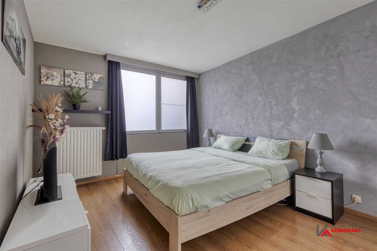 Gelijkvloers appartement met 2 slaapkamers, tuin en garage.