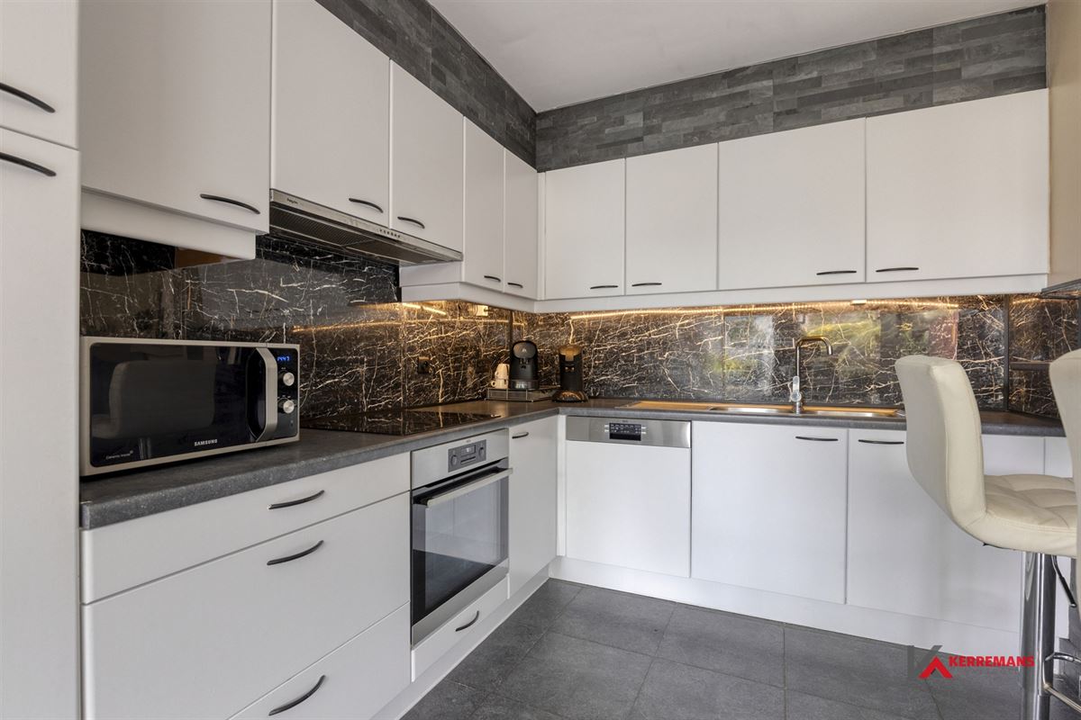 Gelijkvloers appartement met 2 slaapkamers, tuin en garage. 