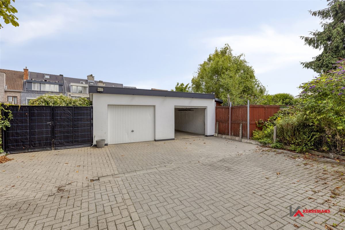 Gelijkvloers appartement met 2 slaapkamers, tuin en garage. 