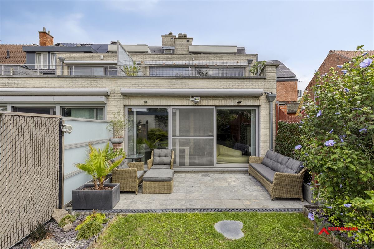 Gelijkvloers appartement met 2 slaapkamers, tuin en garage.