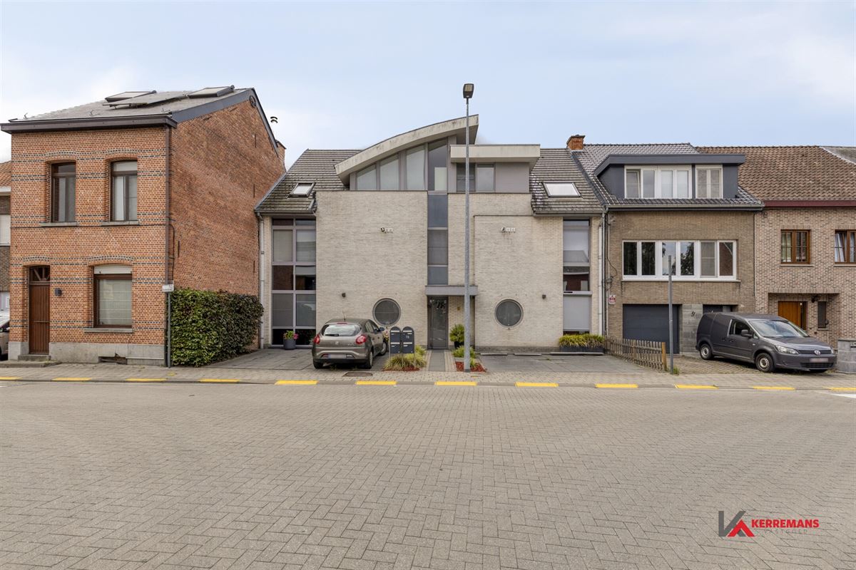 Gelijkvloers appartement met 2 slaapkamers, tuin en garage.
