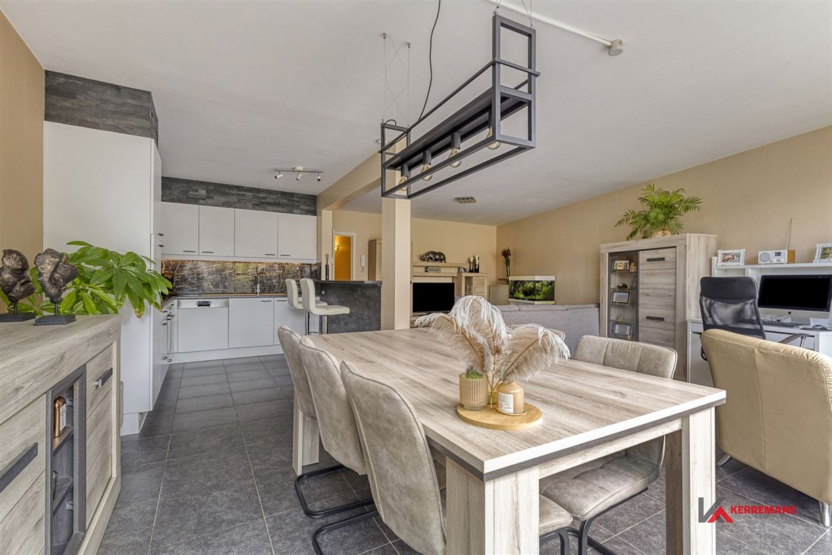 Gelijkvloers appartement met 2 slaapkamers, tuin en garage.