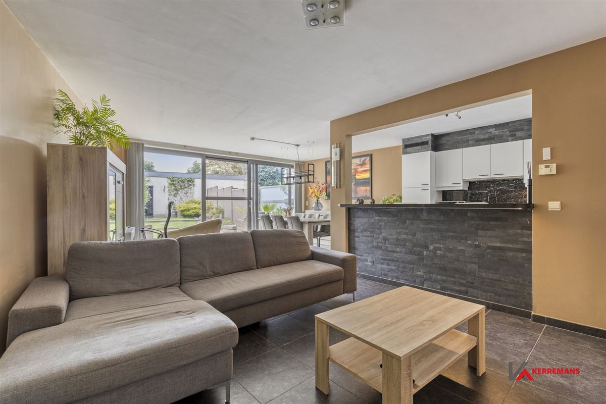 Gelijkvloers appartement met 2 slaapkamers, tuin en garage. 