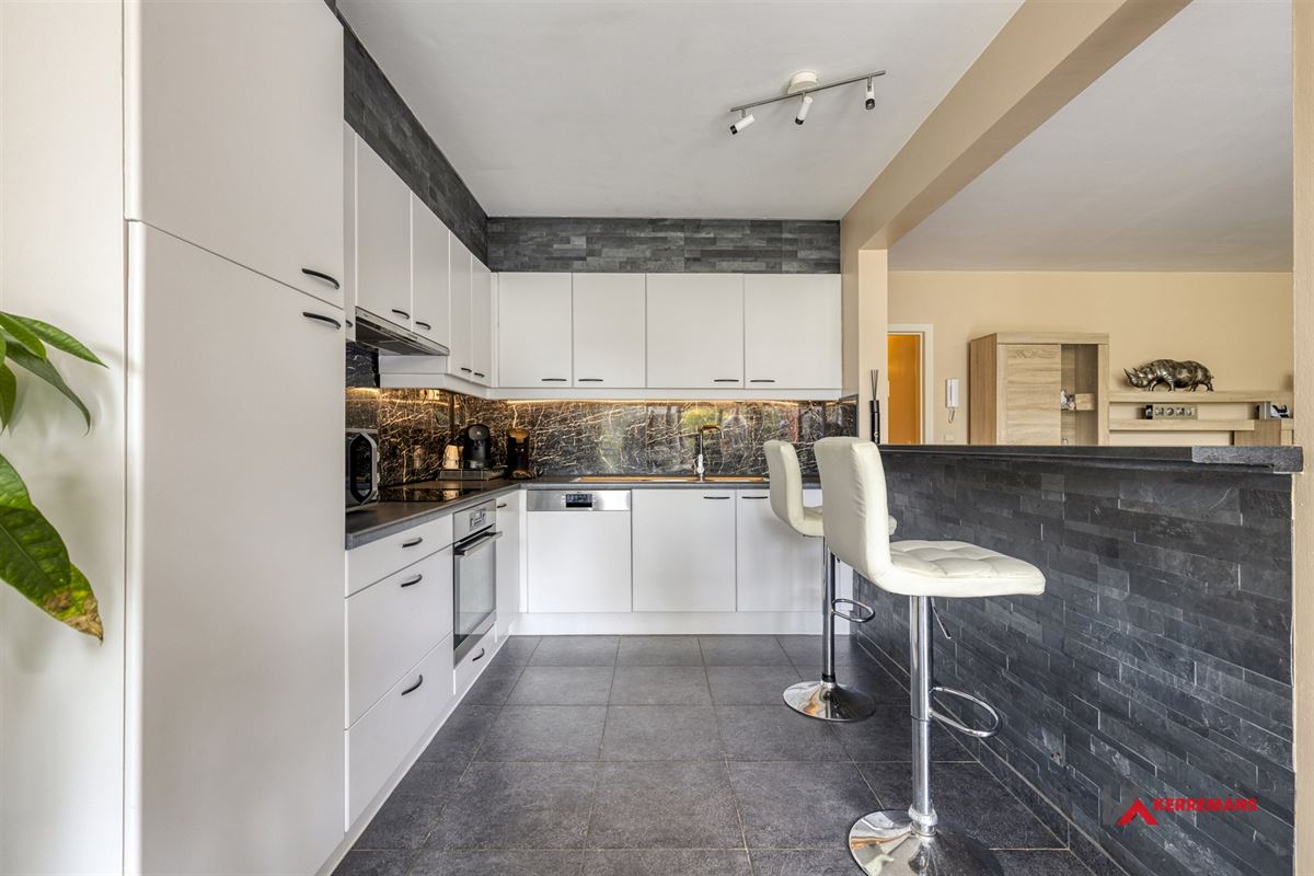 Gelijkvloers appartement met 2 slaapkamers, tuin en garage. 