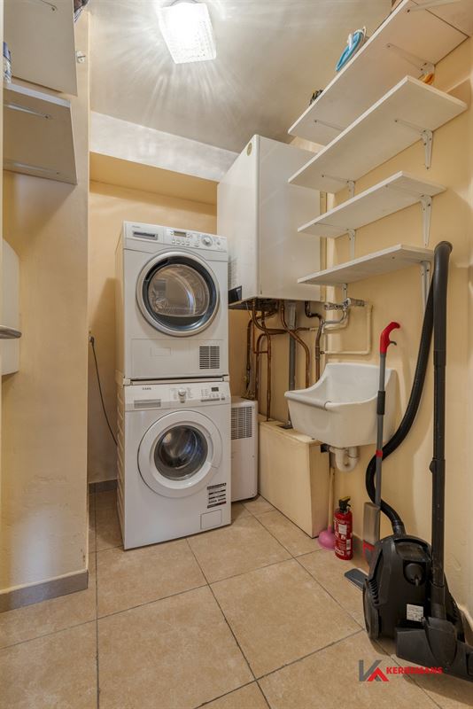 Gelijkvloers appartement met 2 slaapkamers, tuin en garage. 