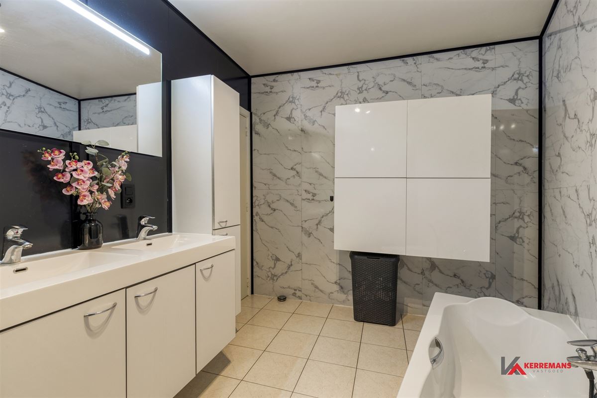 Gelijkvloers appartement met 2 slaapkamers, tuin en garage.