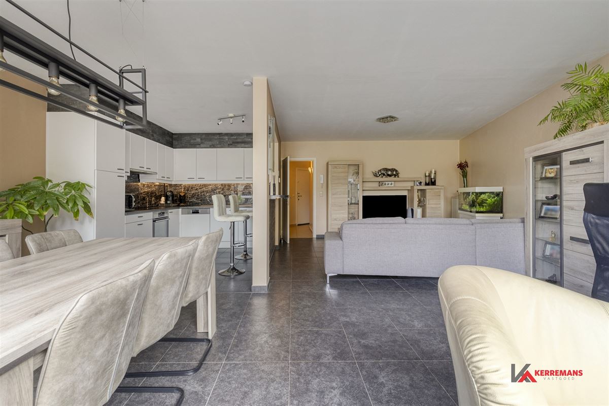 Gelijkvloers appartement met 2 slaapkamers, tuin en garage.