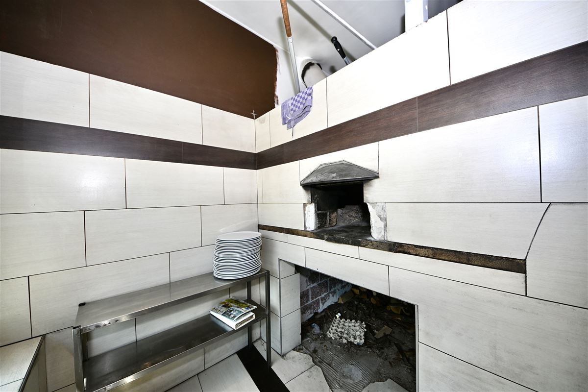 Handelspand met restaurant en appartement