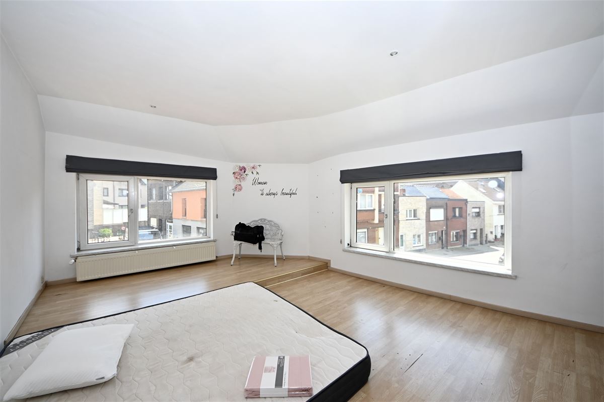 Handelspand met restaurant en appartement