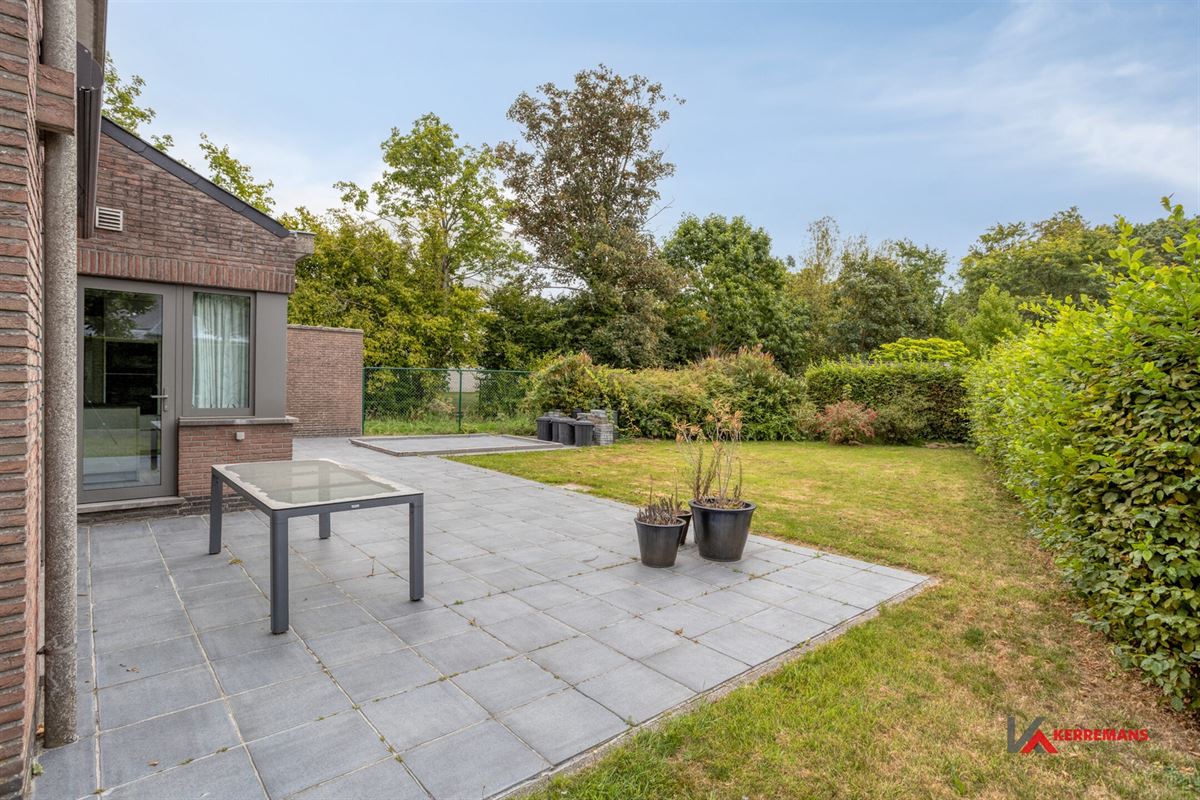 Woning met 3 slaapkamers, garage en tuin. 