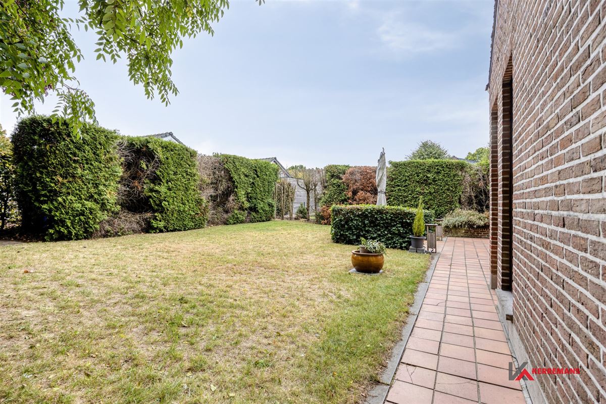 Laagbouwwoning met 3 slaapkamers, garage en tuin. 