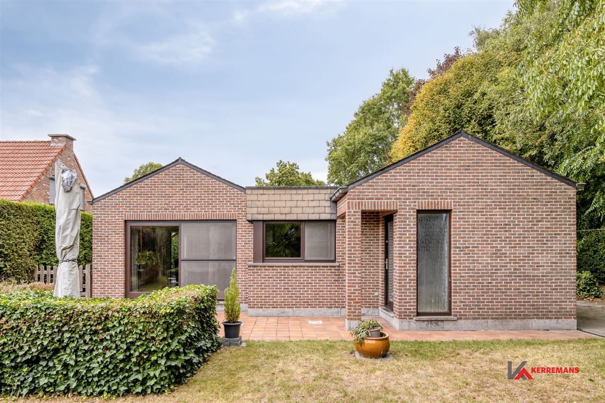 Laagbouwwoning met 3 slaapkamers, garage en tuin. 