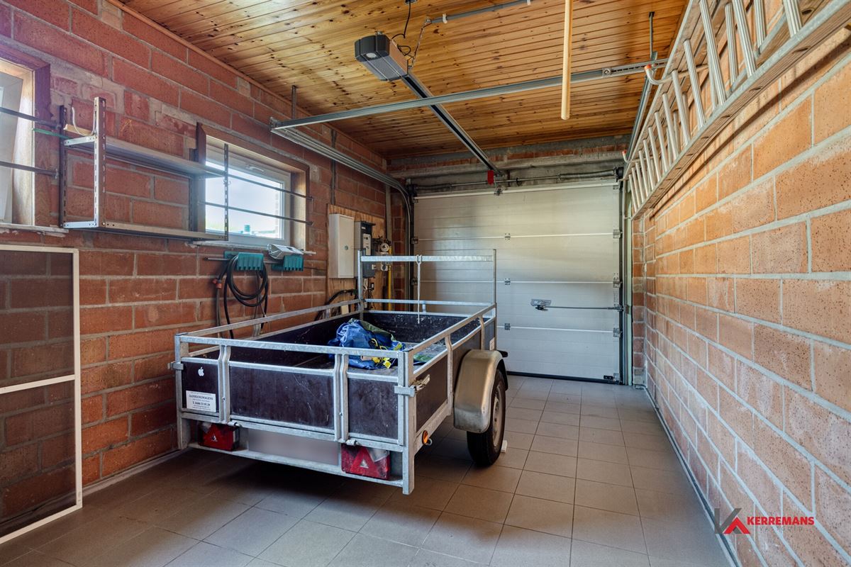 Laagbouwwoning met 2 slaapkamers, garage en tuin.