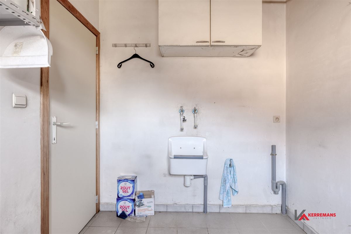 Laagbouwwoning met 2 slaapkamers, garage en tuin.