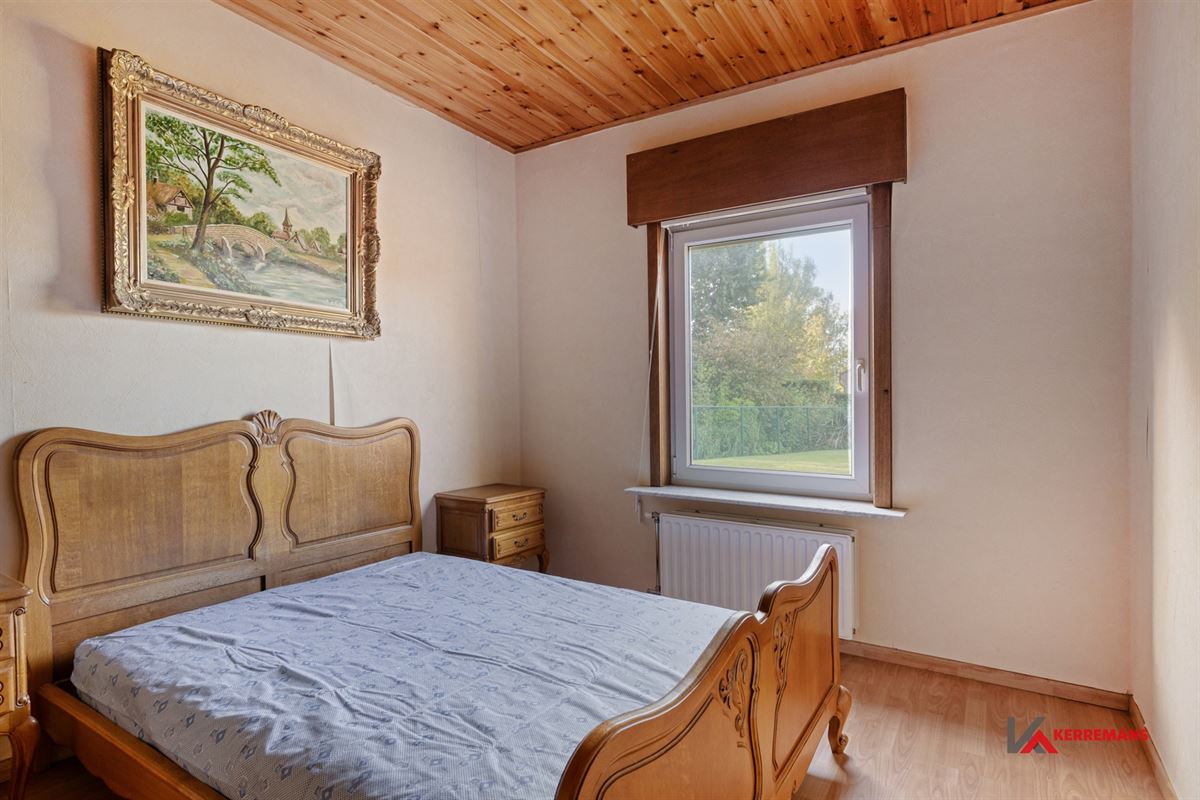 Laagbouwwoning met 2 slaapkamers, garage en tuin.