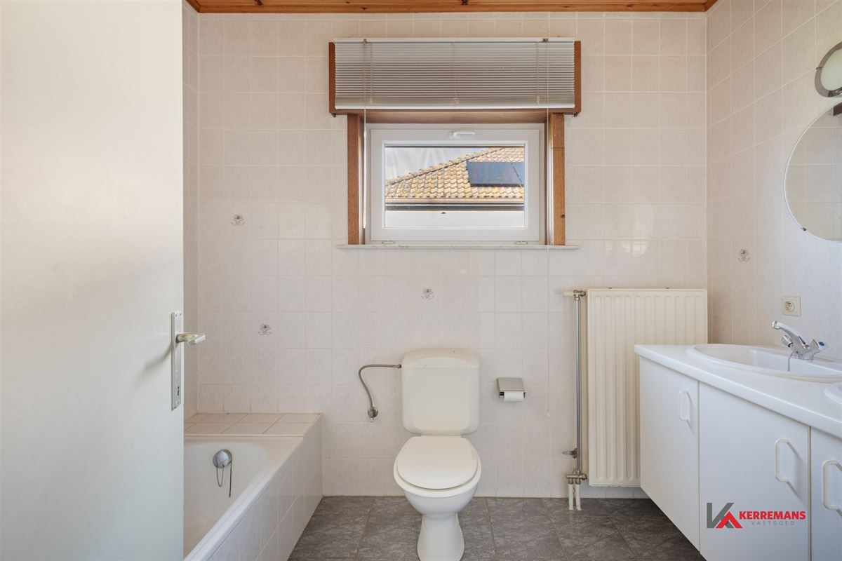 Laagbouwwoning met 2 slaapkamers, garage en tuin.