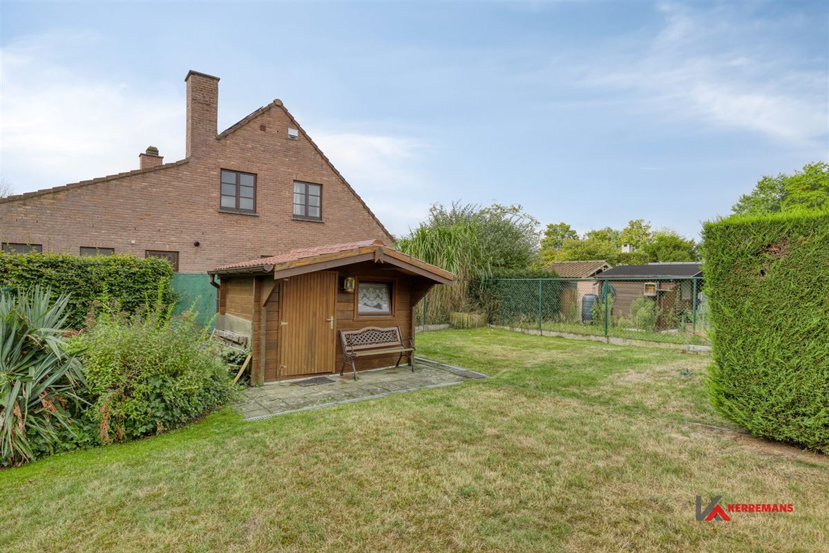 Laagbouwwoning met 2 slaapkamers, garage en tuin.