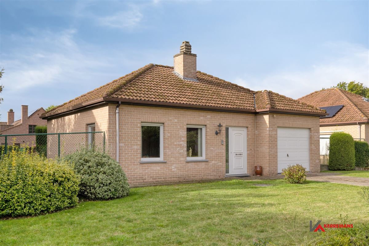 Laagbouwwoning met 2 slaapkamers, garage en tuin.