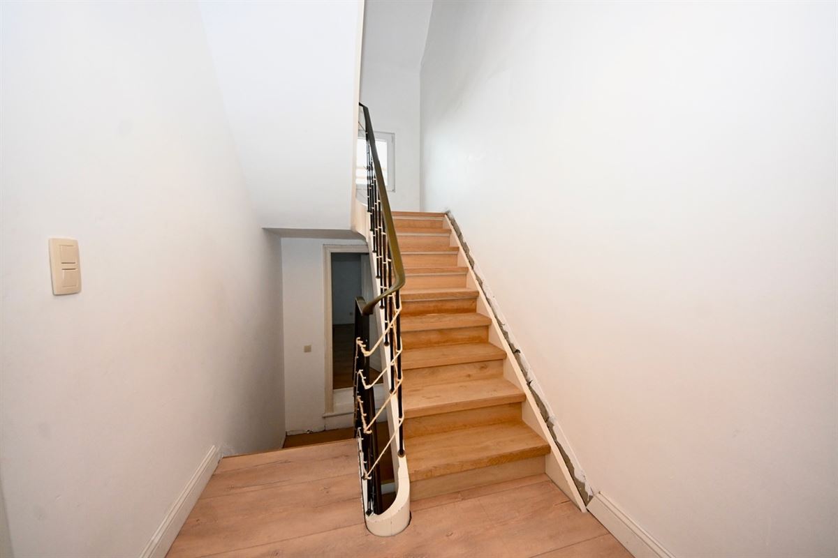 Gerenoveerde woning met 4 slaapkamers en tuin.