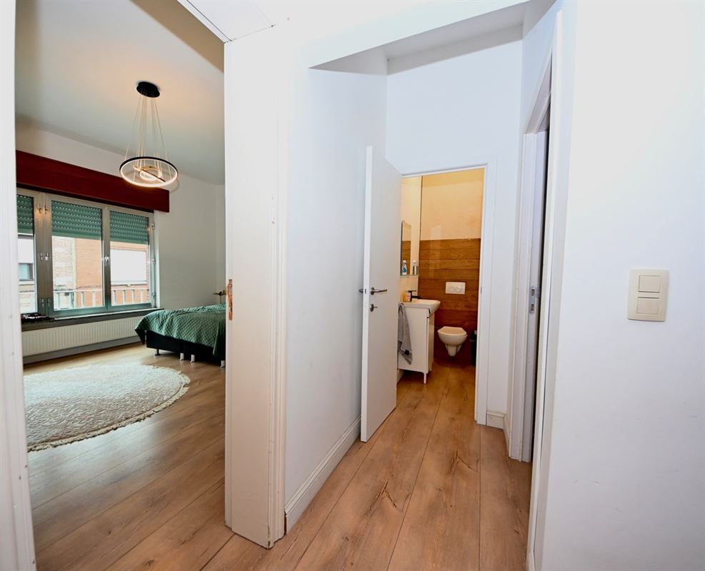 Gerenoveerde woning met 4 slaapkamers en tuin.