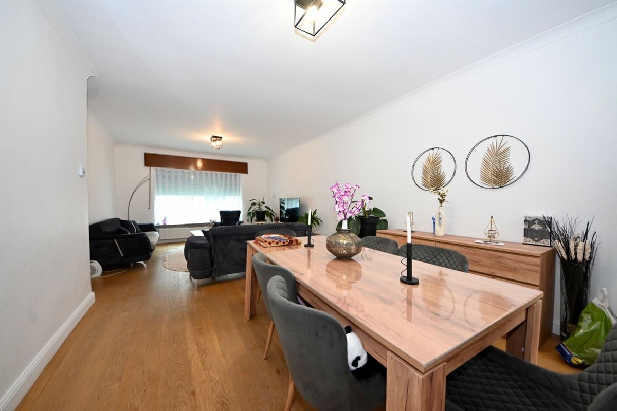 Gerenoveerde woning met 4 slaapkamers en tuin.