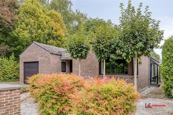 Laagbouwwoning met 3 slaapkamers, garage en tuin.