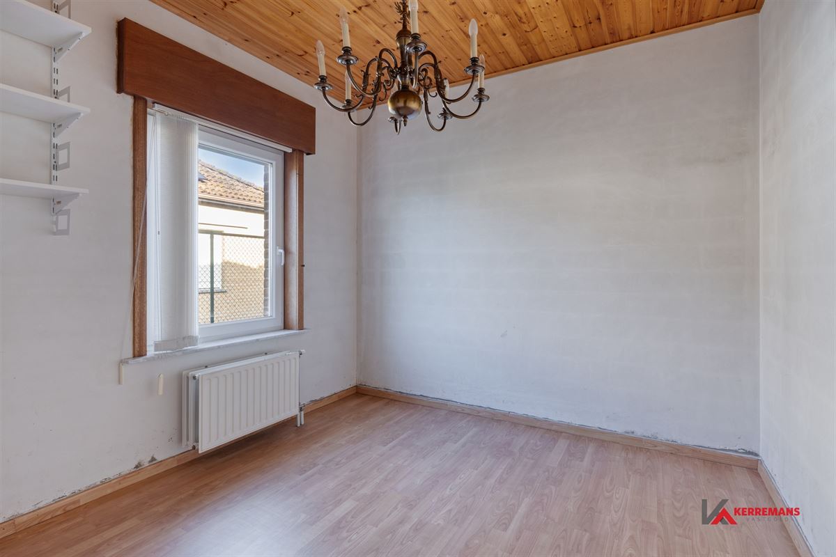 Laagbouwwoning met 2 slaapkamers, garage en tuin.