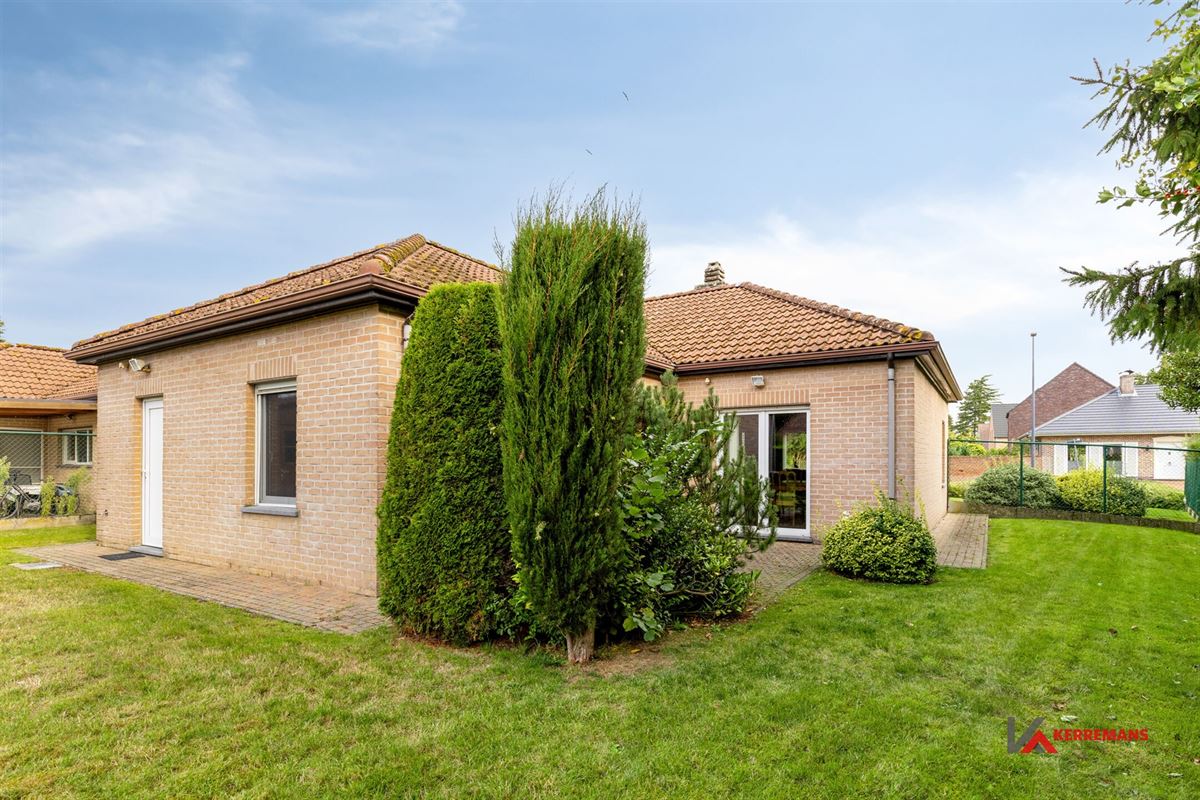 Laagbouwwoning met 2 slaapkamers, garage en tuin.