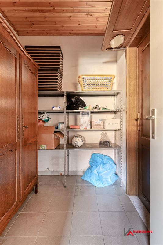 Laagbouwwoning met 2 slaapkamers, garage en tuin.