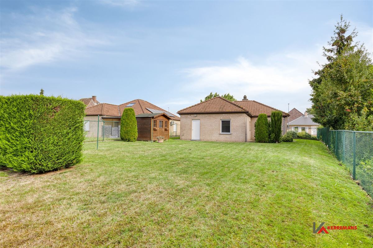 Laagbouwwoning met 2 slaapkamers, garage en tuin.