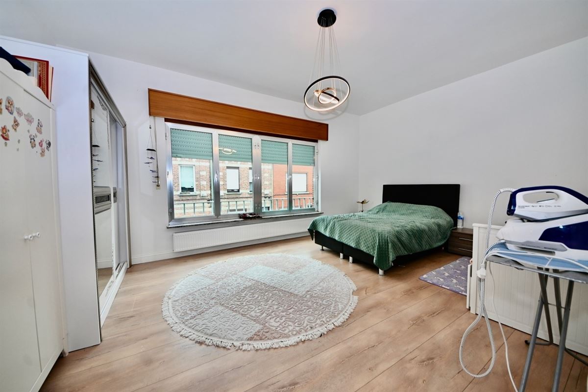 Gerenoveerde woning met 4 slaapkamers en tuin.