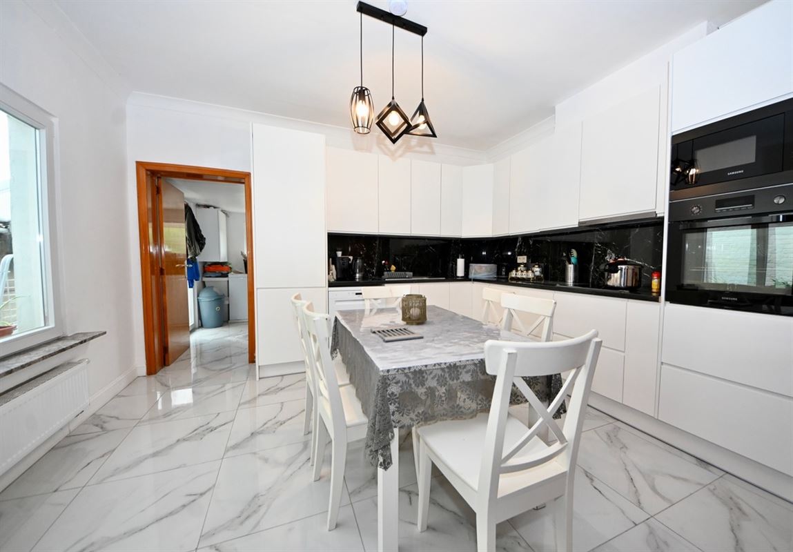 Gerenoveerde woning met 4 slaapkamers en tuin.