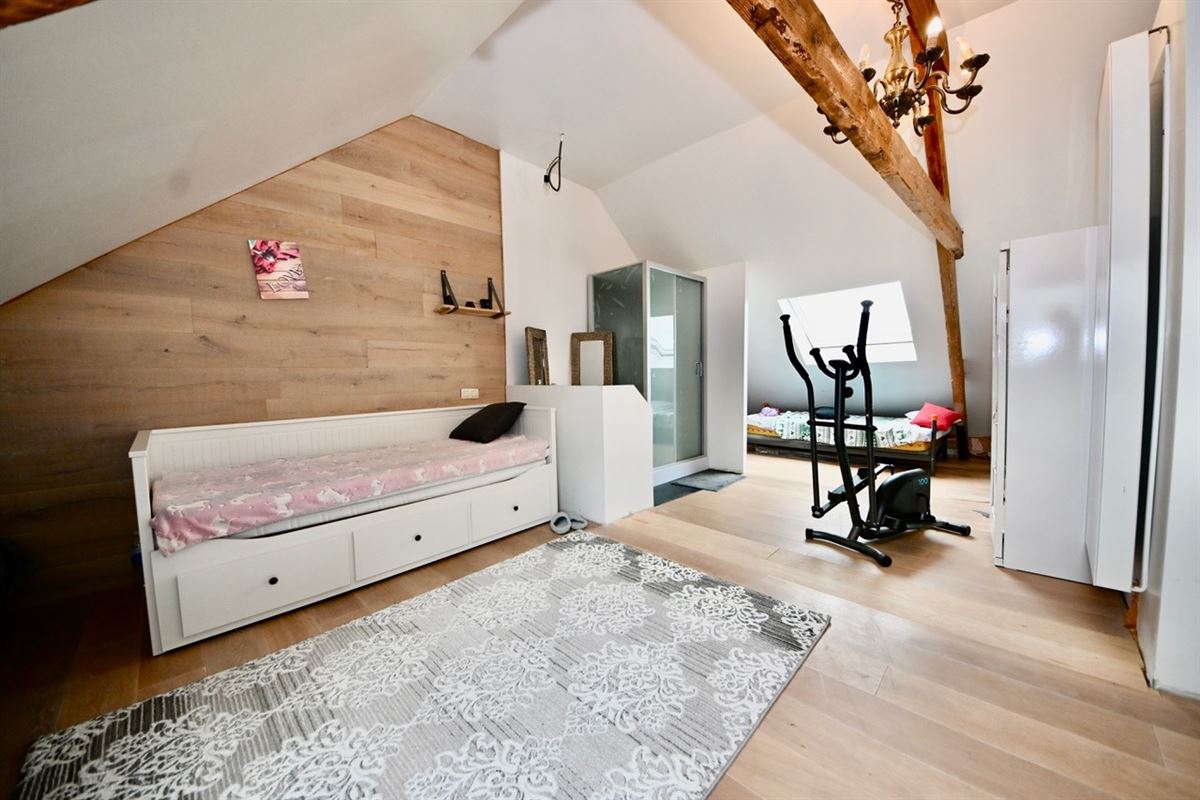 Gerenoveerde woning met 4 slaapkamers en tuin.