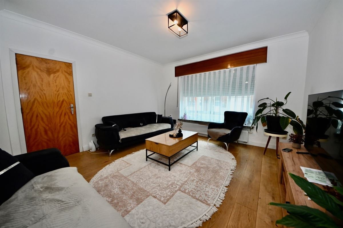 Gerenoveerde woning met 4 slaapkamers en tuin.