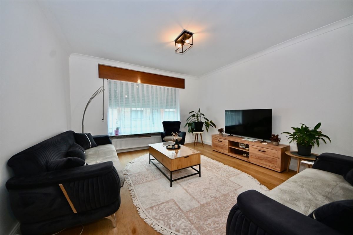 Gerenoveerde woning met 4 slaapkamers en tuin.