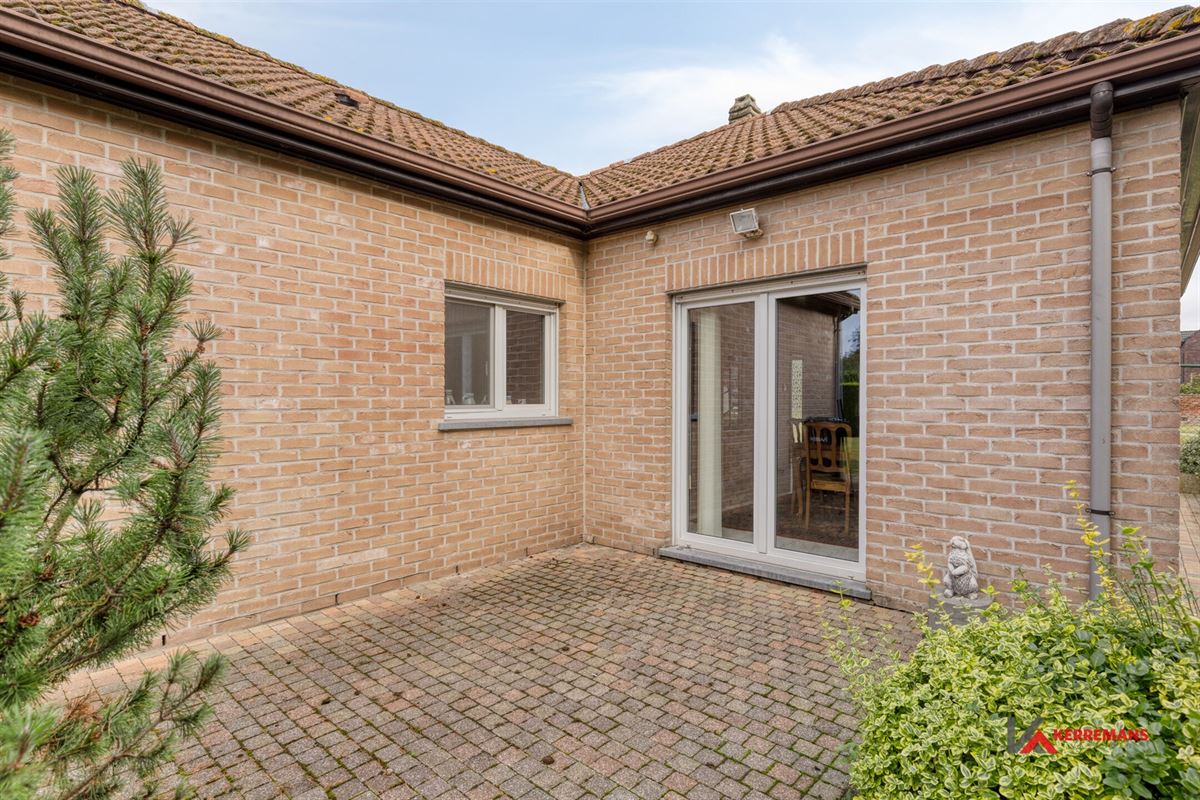 Laagbouwwoning met 2 slaapkamers, garage en tuin.