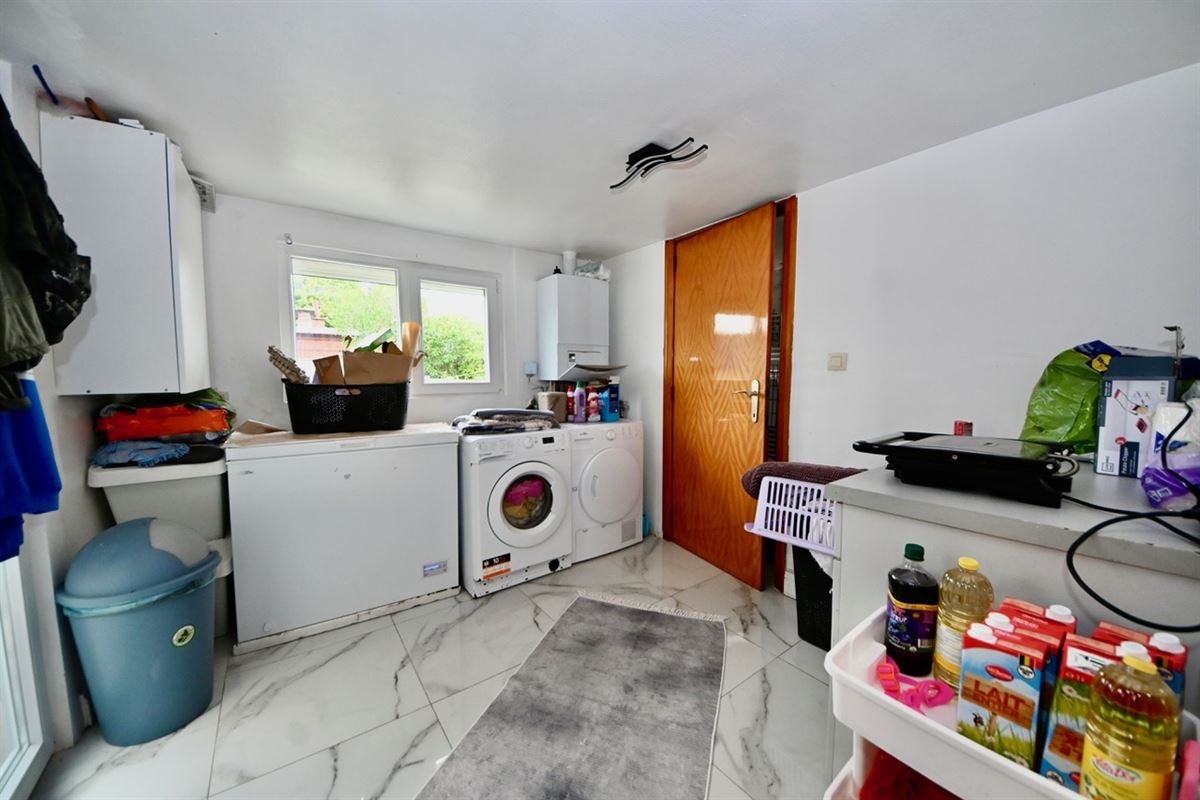 Gerenoveerde woning met 4 slaapkamers en tuin.