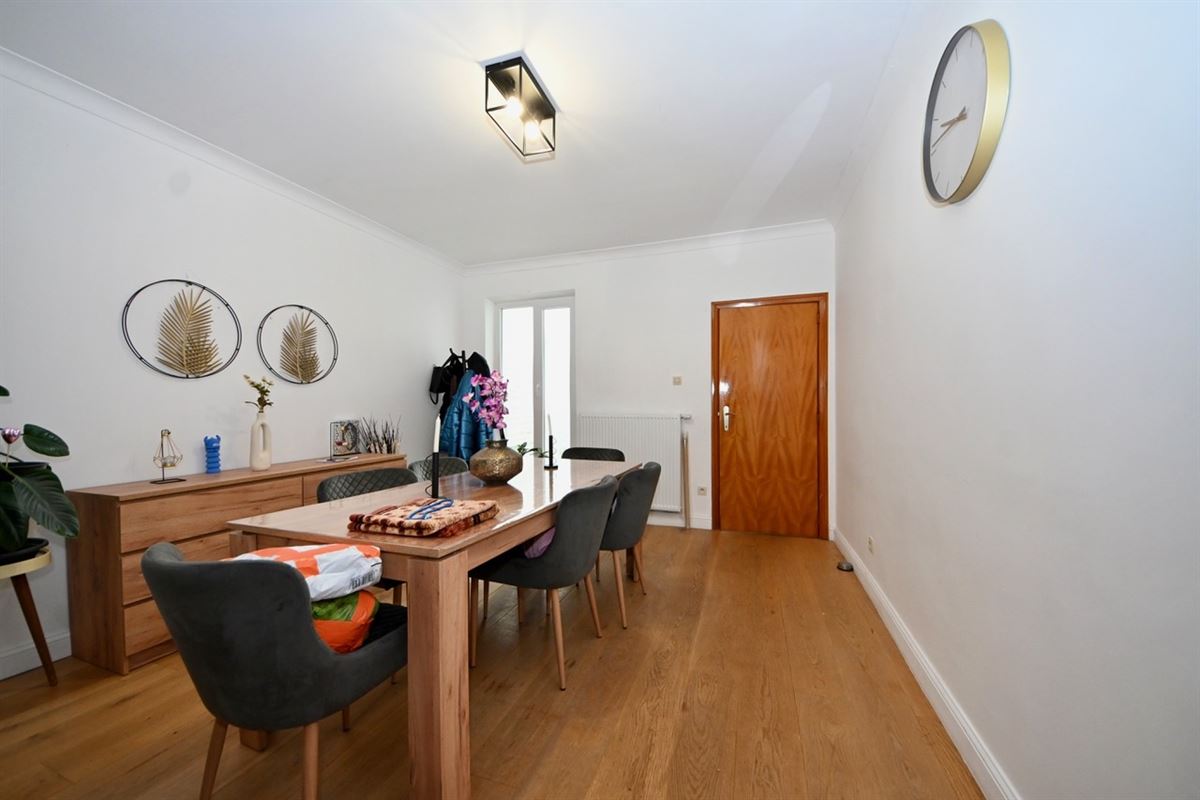 Gerenoveerde woning met 4 slaapkamers en tuin.