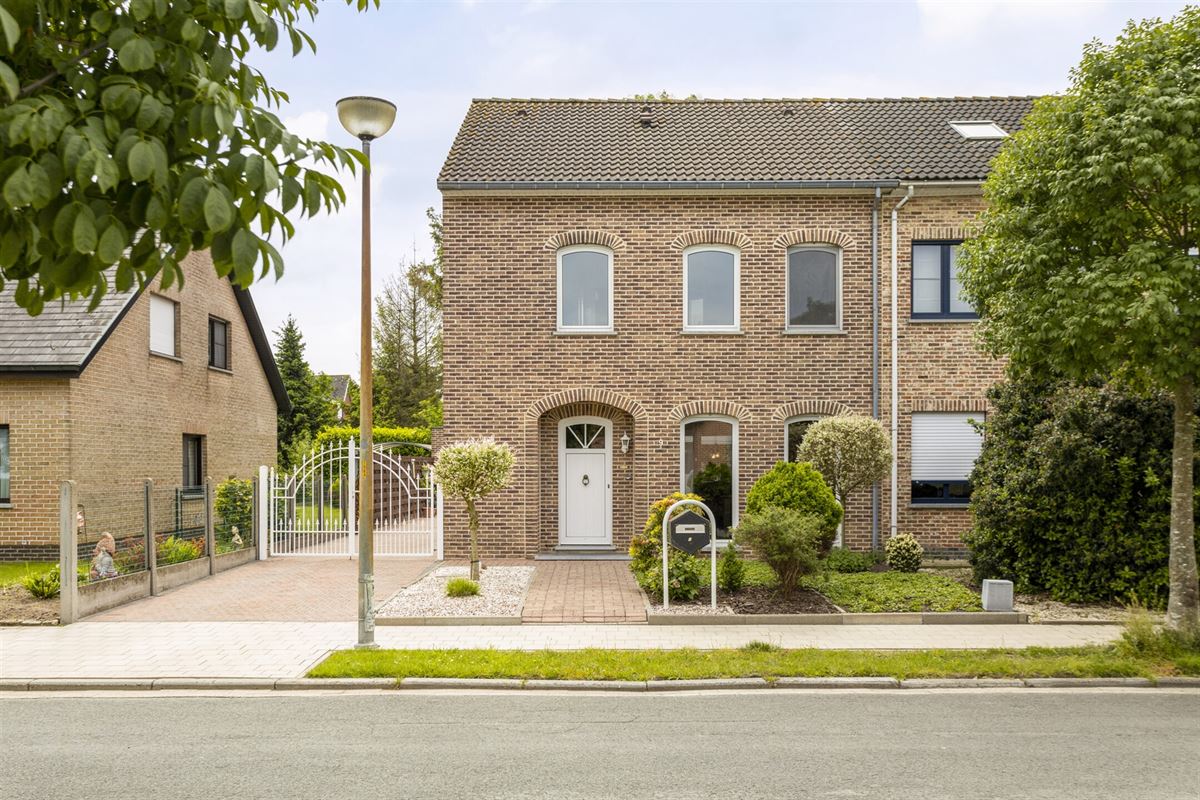 Half open bebouwing met 3 slaapkamers, tuin en zwembad.