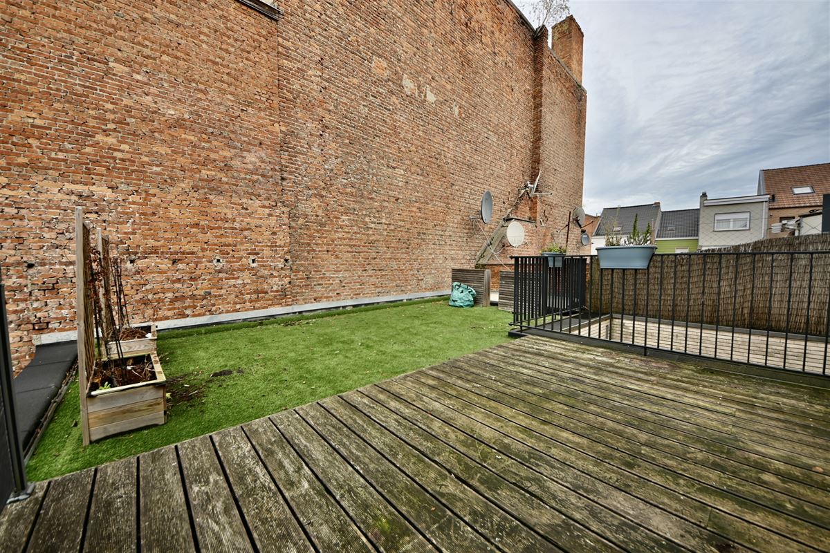 Appartement met 2 slaapkamers, terras en staanplaats.