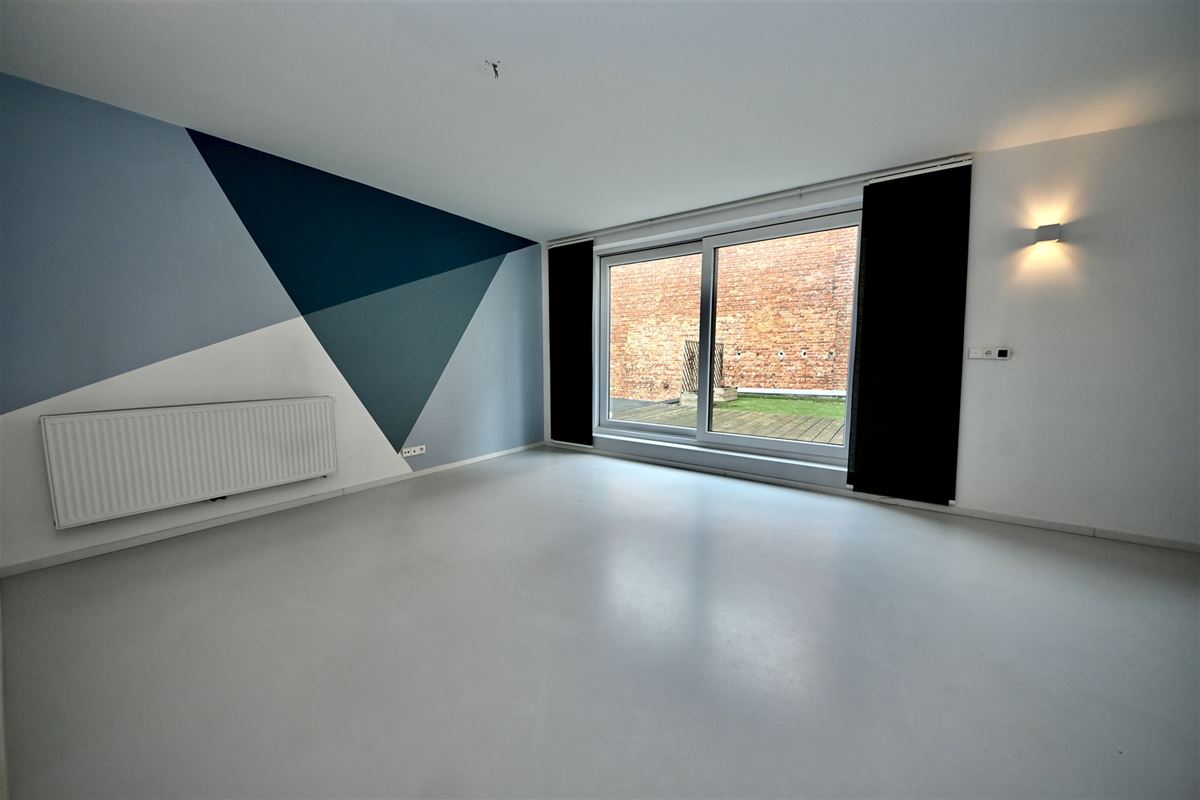 Appartement met 2 slaapkamers, terras en staanplaats.