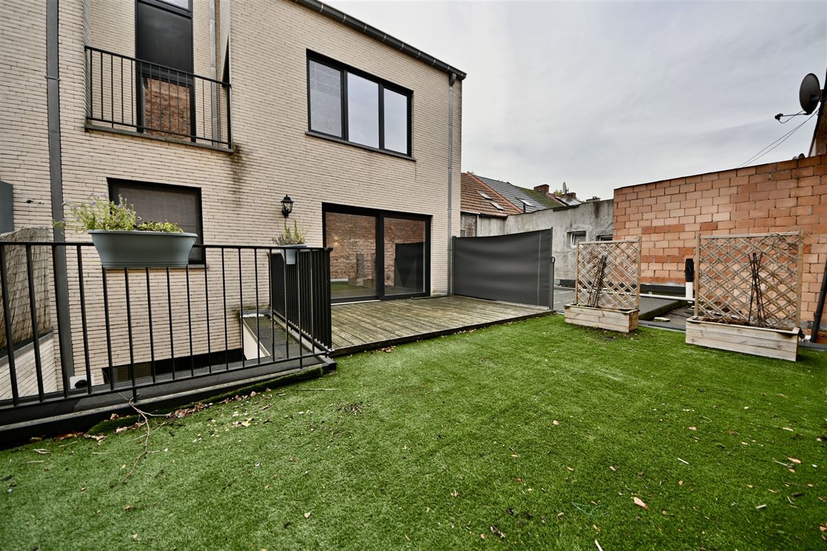 Appartement met 2 slaapkamers, terras en staanplaats.