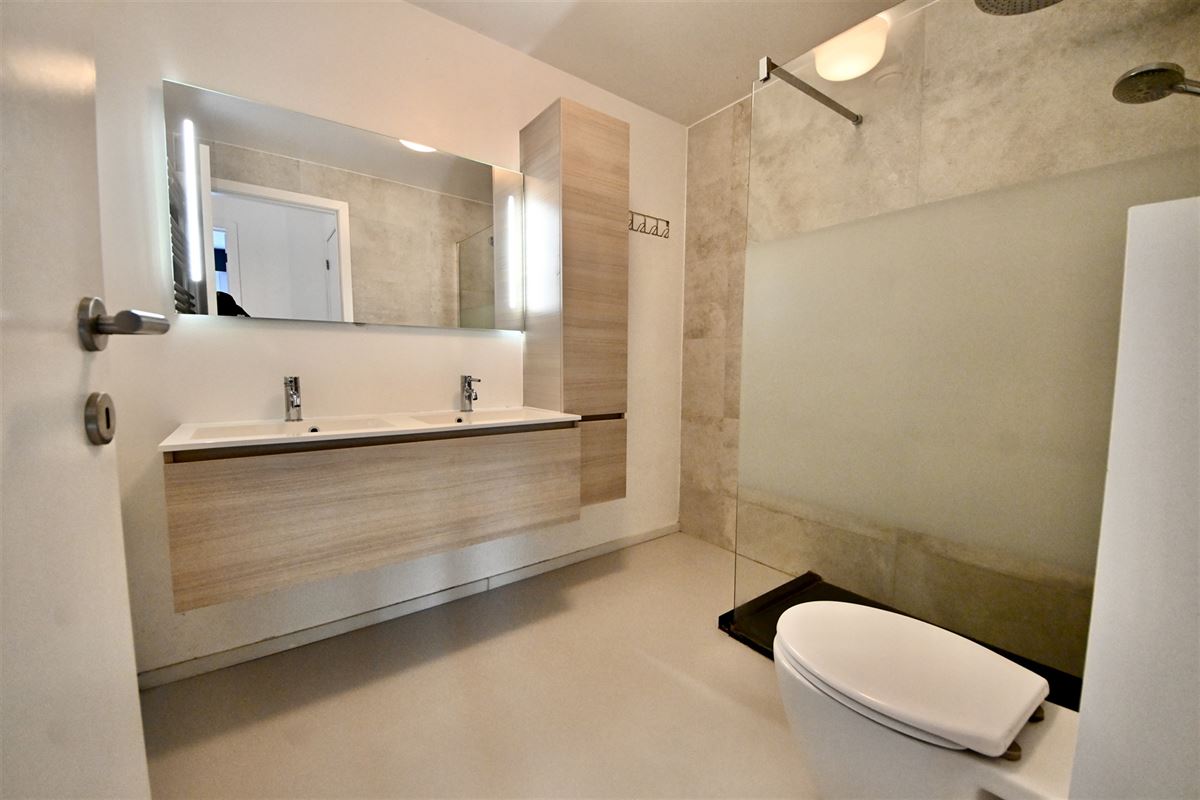 Appartement met 2 slaapkamers, terras en staanplaats.