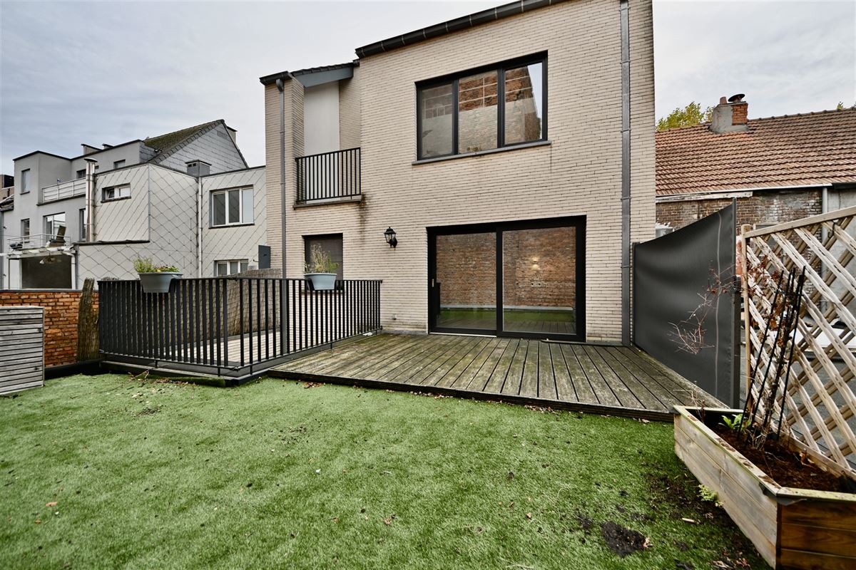 Appartement met 2 slaapkamers, terras en staanplaats.