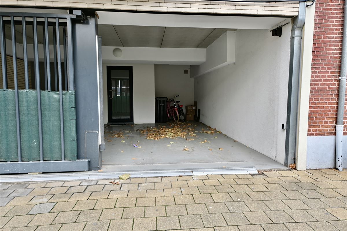 Appartement met 2 slaapkamers, terras en staanplaats.
